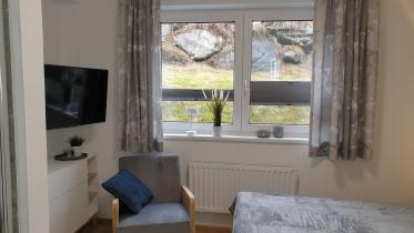 AT Schlafzimmer Sand Fenster