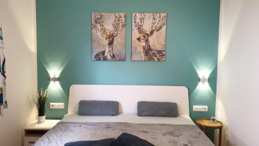AT Schlafzimmer grün Bett